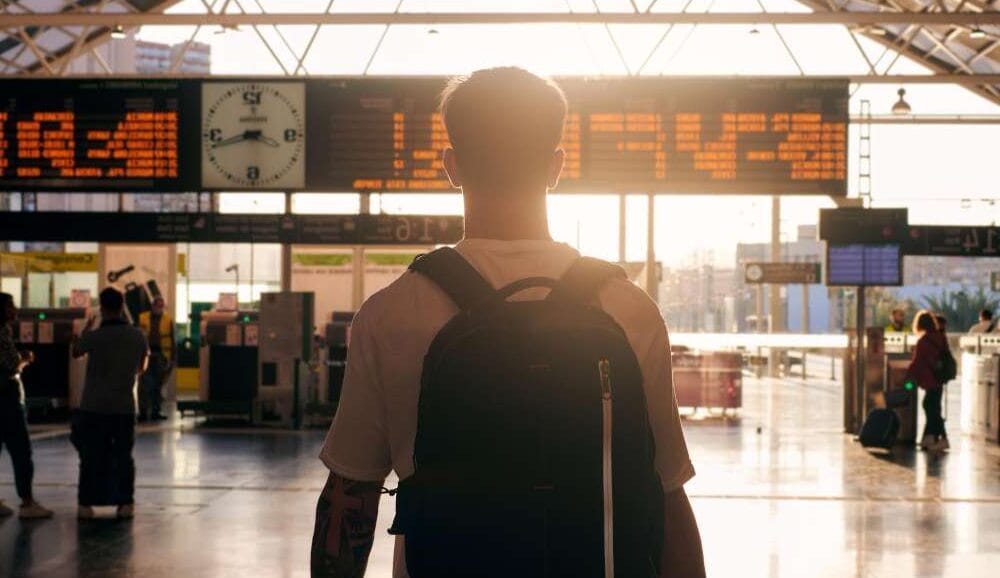 Escalas en aeropuertos con mochila